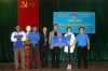 Đại diện tỉnh Đoàn Hà Tĩnh đón nhận phần quà từ huyện Đoàn Bù Đăng