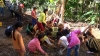 Các em học sinh phụ giúp giáo viên cải tạo đất trống trồng rau “Vườn rau cho em”