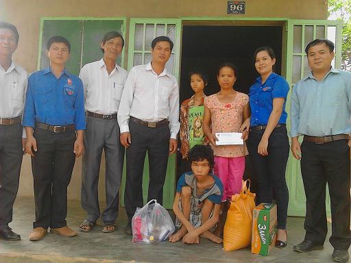 Ủy ban hội LHTN VN huyện Bù Đăng thăm và tặng quà cho gia đình Đồng bào dân tộc có hoàn cảnh đặc biệt khó khăn.