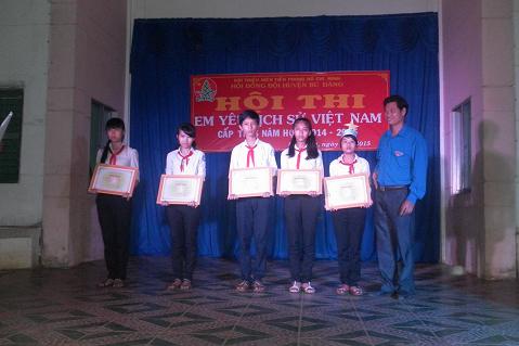 Ban tổ chức trao giải thí sinh đạt giải tại hội thi.