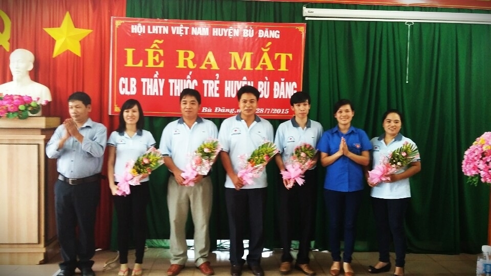 TT Hội LHTN VN huyện tặng hoa và trao quyết định cho Ban chủ nhiệm CLB