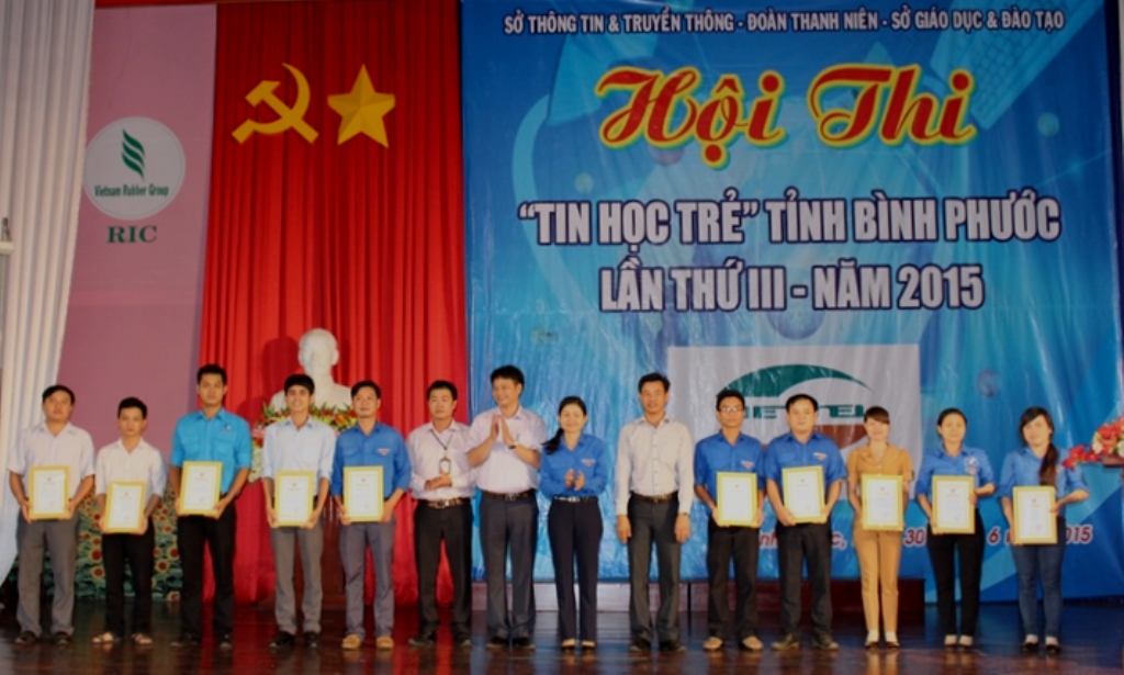 Ban Tổ chức hội thi trao giải toàn đoàn cho các đơn vị
