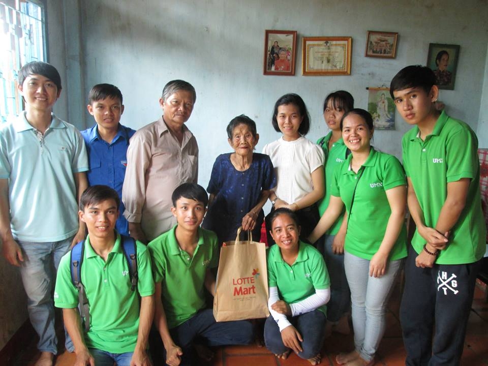 Các bạn tình nguyện viên tặng quà cho các gia đình chính sách trên địa bàn thị trấn Đức Phong