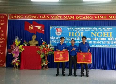 Đ/c: Huỳnh Văn Thành-UV.BTV huyện Đoàn.CT.Hội đồng Đội, trao cờ thi đua cho đơn vị dẫn đầu