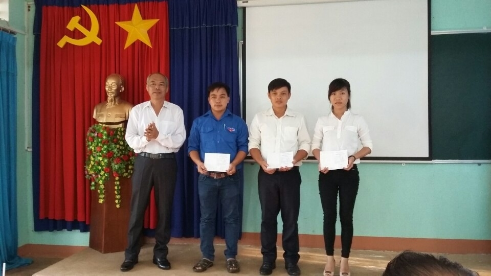 Đ/C Lê A -UV.BTV huyện ủy - Trưởng BTG huyện ủy trao giấy chứng nhận cho học viên