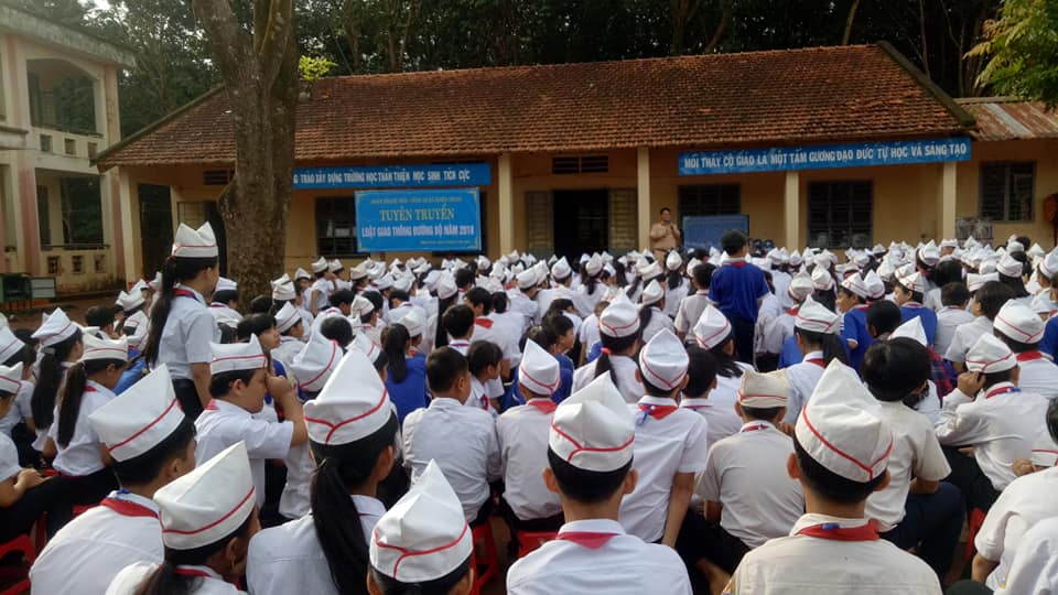 Gần 300 em học sinh trường phổ thông trung học dân tộc nội trú Điểu Ong được tuyên truyền pháp luật giao thông