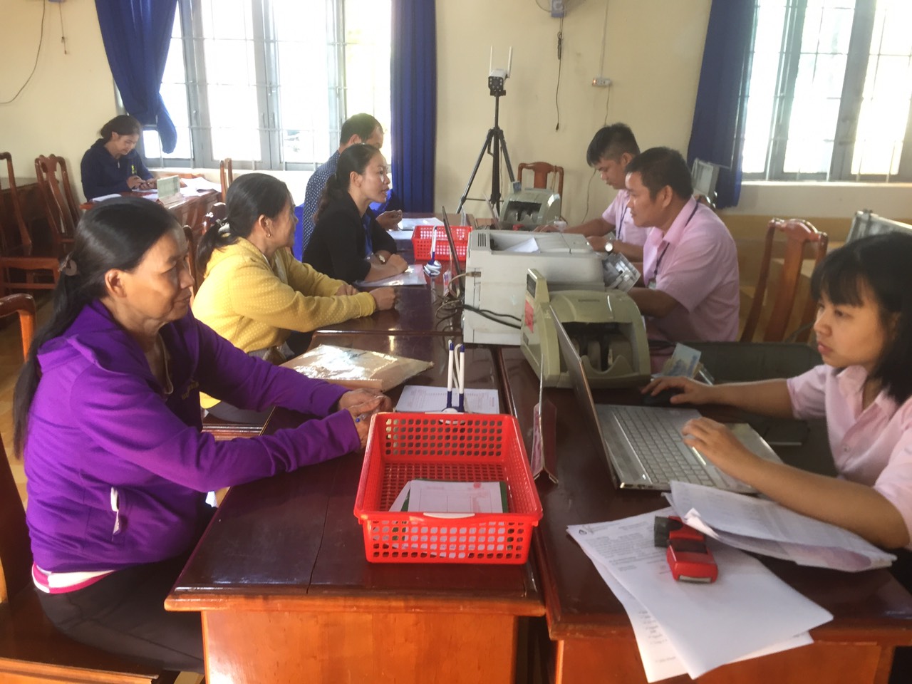 Các tổ tiết kiệm và vay vốn tại xã Phú Sơn tham gia giao dịch tại điểm giao dịch xã