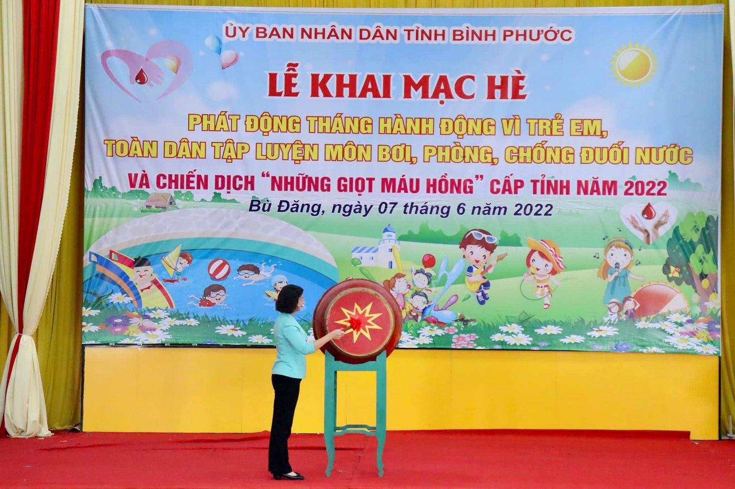 UVBTV, Phó CT UBND tỉnh Trần Tuyết Minh đánh trống khai mạc hè