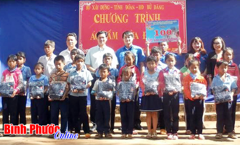 Lãnh đạo Đoàn khối Bộ Xây dựng, Tỉnh đoàn Bình Phước, huyện Đoàn Bù Đăng tặng áo ấm và chụp hình lưu niệm với các em học sinh