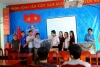 Thầy Phan Công Hiếu – hiệu trưởng trường tiểu học Đăng Hà (Thứ 4 từ trái sang) tiếp nhận 10 bộ máy tính từ Câu lạc bộ Nếp Sống Đạo