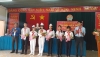 Đồng chí Huỳnh Văn Thành - Chủ tịch Hội đồng Đội trao cấp hiệu cho BCH liên Đội mới.