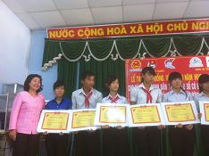 Bà Dương Vân Thủy - Đại diện quỹ học bổng Vừ A Dính trao học bổng cho cac em học sinh nghèo đồng bào dân tộc
