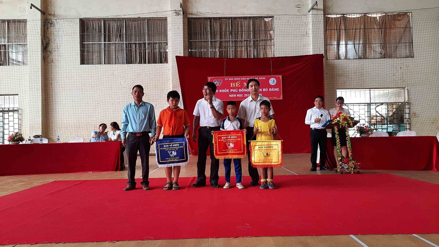 Ban Tổ chức trao giải nhất, nhì, ba toàn đoàn khối tiểu học cho các trường tiểu học: Bom Bo, Đức Phong, Minh Hưng