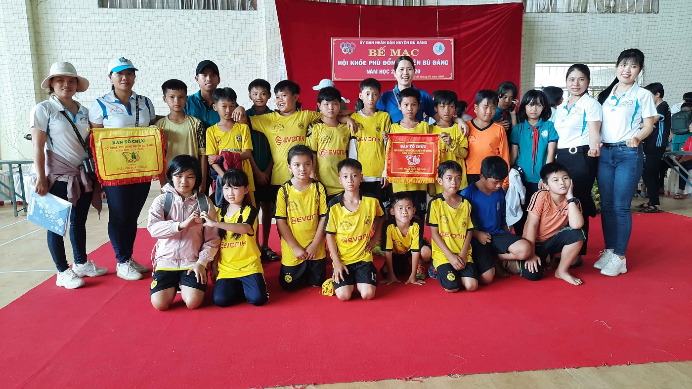 Niềm vui của tập thể giáo viên và học sinh tiểu học Đức Phong đạt giải nhất bóng đá nam và giải nhì toàn đoàn tại Hội khỏe Phù Đổng năm học 2019 – 2020
