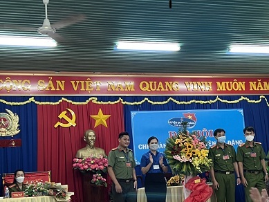 Bí thư Huyện Đoàn Đào Thị Quế (áo xanh) tặng hoa chúc mừng đại hội.